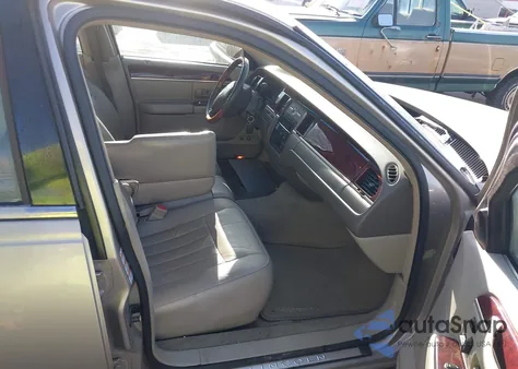 2003 Lincoln Town Car Signature z USA, uszkodzony, nr VIN 1LNHM82W93Y653757